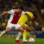 Mika Godts in actie voor Ajax tijdens de Champions League-wedstrijd op Villarreal
