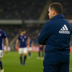 Besnik Hasi langs de zijlijn bij RSC Anderlecht tijdens een wedstrijd