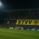 STVV-stadion in avondlicht tijdens een wedstrijd