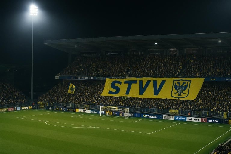 STVV-stadion in avondlicht tijdens een wedstrijd
