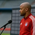 Vincent Kompany tijdens een persmoment als trainer van Bayern München