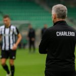 Sfeershot van Sporting Charleroi langs de zijlijn tijdens een wedstrijd