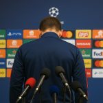 Luis Enrique tijdens een persmoment als coach van PSG na een Champions League-wedstrijd
