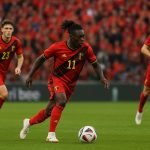 Actiescène met jonge spelers van de Rode Duivels op het veld