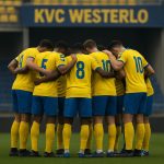 Spelers van KVC Westerlo vieren samen op het veld tijdens een wedstrijd, met onherkenbare gezichten.