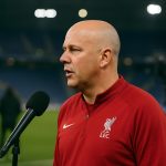 Arne Slot van Liverpool tijdens een tv-interview na de match