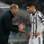 Moment langs de zijlijn bij Juventus-Benfica met Loïs Openda en coach Luciano Spalletti