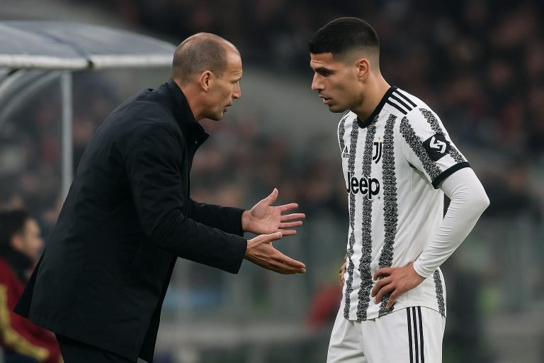 Moment langs de zijlijn bij Juventus-Benfica met Loïs Openda en coach Luciano Spalletti