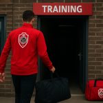Defensiespeler in trainingscontext met clubkleuren van Antwerp en STVV zonder herkenbare gezichten