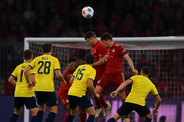 Actiemoment voor het doel van Union SG in München na een hoekschop van Bayern.