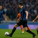 Spelmoment van Club Brugge in een vol stadion, met focus op de aanvalslinie