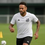 Neymar op het trainingsveld bij Santos tijdens een sessie in aanloop naar zijn terugkeer.