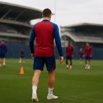 Training van FC Barcelona met spelers op het veld, zonder herkenbare gezichten