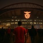 Sfeerbeeld van het Estádio da Luz bij een wedstrijd van SL Benfica, zonder herkenbare supporters.
