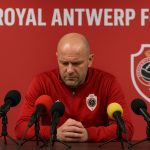 Joseph Oosting langs de zijlijn bij Royal Antwerp FC tijdens een gespannen moment