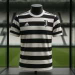 Sfeerbeeld rond Juventus met het nostalgische vierde shirt met horizontale strepen
