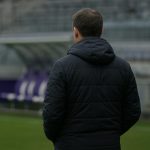 Paul Simonis langs de zijlijn tijdens zijn periode als coach bij VfL Wolfsburg