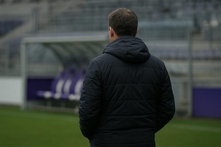 Paul Simonis langs de zijlijn tijdens zijn periode als coach bij VfL Wolfsburg
