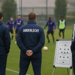 Trainingssituatie bij RSC Anderlecht met staf op de achtergrond, zonder herkenbare gezichten