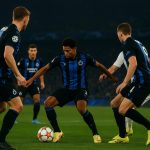 Spelers van Club Brugge in een Champions League-wedstrijd in een verlicht stadion