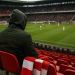 Francky Dury kijkt vanuit de tribune toe bij Zulte Waregem