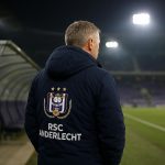 Jérémy Taravel langs de zijlijn bij Anderlecht tijdens een wedstrijd