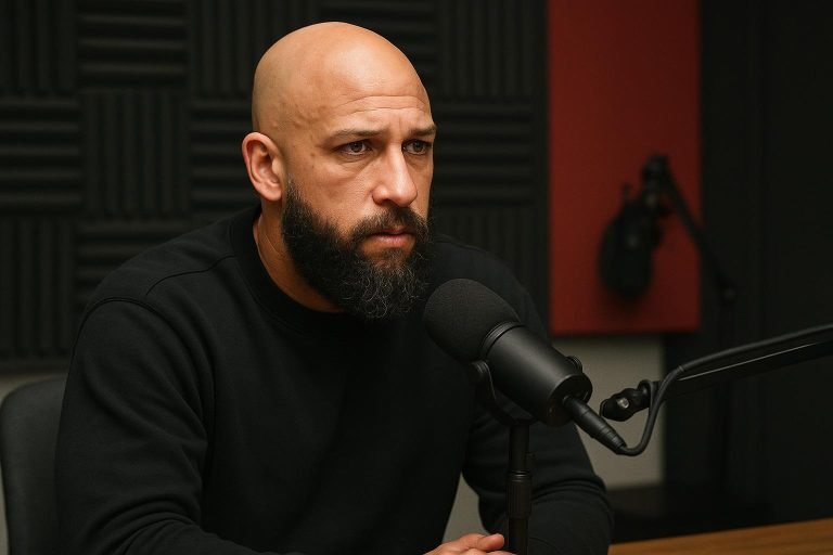 Tim Howard in een interviewsetting terwijl hij spreekt over de WK-kwalificatie van Curaçao