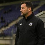 Jérémy Taravel langs de zijlijn bij RSC Anderlecht tijdens een wedstrijdcontext