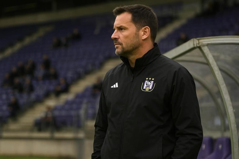 Jérémy Taravel langs de zijlijn bij RSC Anderlecht tijdens een wedstrijdcontext
