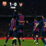 Spelers van FC Barcelona vieren een doelpunt tegen Levante in La Liga