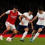 Spelmoment uit Tottenham tegen Arsenal in de North London Derby, met spelers in duel.
