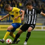 Spelmoment in ’t Kuipje tijdens Westerlo-Charleroi, met duel om de bal in de slotfase
