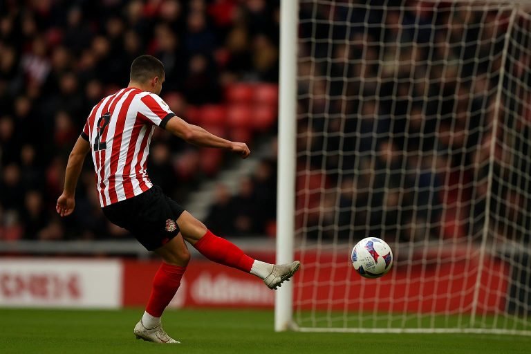 Chemsdine Talbi viert zijn doelpunt voor Sunderland in het Stadium of Light tegen Burnley