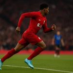Een Liverpool-speler tijdens een wedstrijdmoment, met focus op een jonge flankaanvaller zonder herkenbare gezichten.