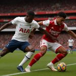 Spelmoment tijdens Tottenham tegen Arsenal in de North London Derby, met spelers in duel op het veld