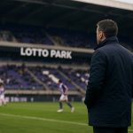 Jérémy Taravel langs de zijlijn bij RSC Anderlecht tijdens een competitiewedstrijd
