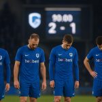 Spelers van KRC Genk in het stadion na de 0-3 nederlaag tegen Standard, met een teleurgestelde aanvoerder op de voorgrond