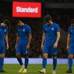 Spelers van KRC Genk druipen teleurgesteld af na de 0-3-nederlaag tegen Standard.