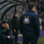 Zicht op de bank van RSC Anderlecht in een stadion, zonder herkenbare gezichten