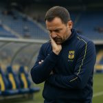 Wouter Vrancken langs de zijlijn bij STVV tijdens een wedstrijd op Stayen