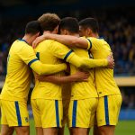 Spelers van KVC Westerlo vieren samen een doelpunt tijdens een competitiewedstrijd