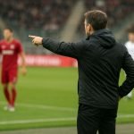 Coach Sven Vandenbroeck van Zulte Waregem langs de zijlijn tijdens een wedstrijd