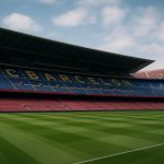 Sfeerbeeld rond Camp Nou met clubkleuren van FC Barcelona, zonder herkenbare gezichten.