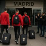 Spelers en staf van Benfica arriveren in Madrid met pers op de achtergrond