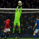 Senne Lammens in actie als doelman van Manchester United tijdens de uitmatch bij Everton