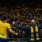 Bob Peeters viert de promotie van SK Beveren na de wedstrijd tegen Patro