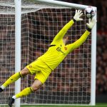 Senne Lammens in actie als doelman van Manchester United tijdens het duel tegen Everton