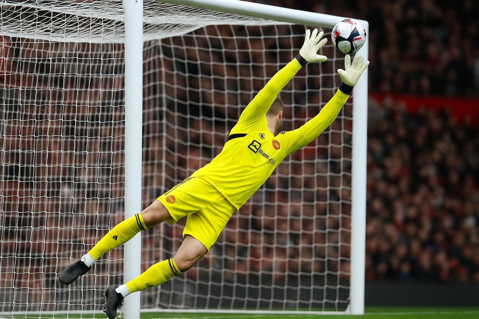 Senne Lammens in actie als doelman van Manchester United tijdens het duel tegen Everton