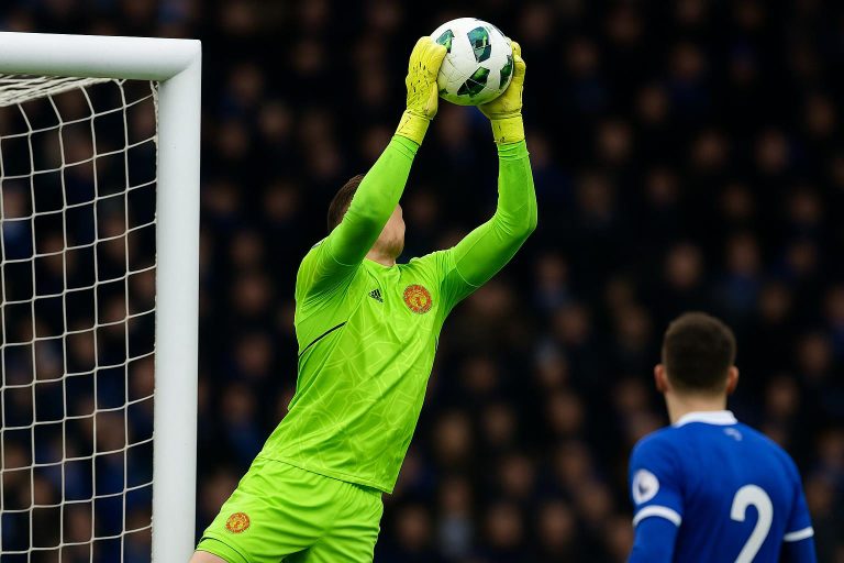 Senne Lammens grijpt een hoge bal weg als doelman van Manchester United