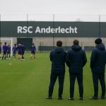 Sfeershot rond het trainingsveld van RSC Anderlecht in aanloop naar een belangrijke wedstrijd
